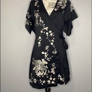 MAKE A OFFER! Forever 21 Women’s Embroidered Wrap Kimono Mini Dress Size Medium